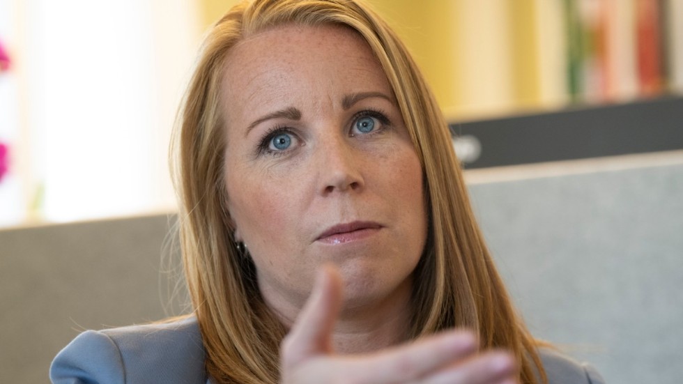 Annie Lööf säger att man nästa mandatperiod måste säkra majoriteter för att permanenta och långsiktigt stärka finansieringen av tjej- och kvinnojourer.