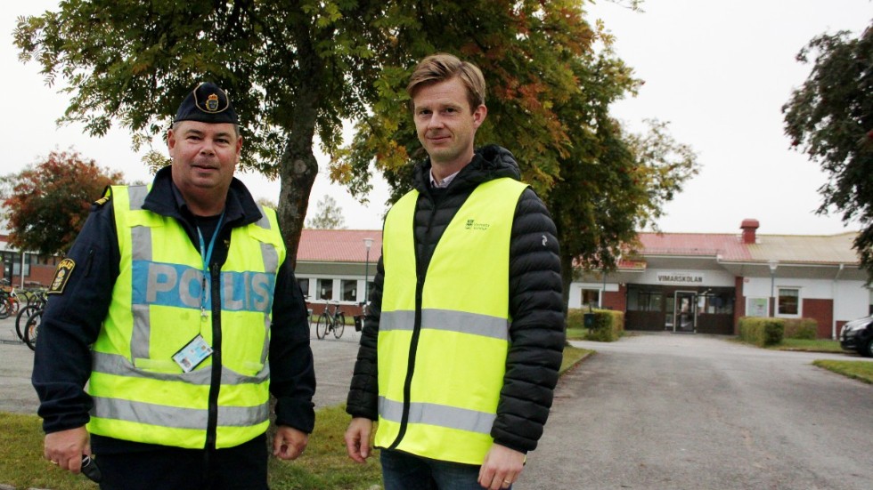 Kommunpolis Håkan Karlsson och gatuchef Tommy Dahlgren fick en positiv bild av trafiksituationen vid skolorna när de gjorde oanmält besök på måndagsmorgonen.