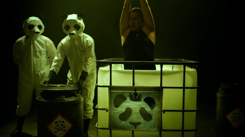 Onda pandor vaktar deltagarna i realityshowen "Funhouse". Pressbild.