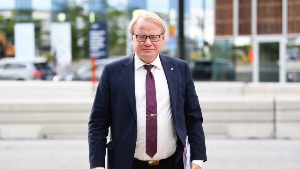 Försvarsminister Peter Hultqvist har samlat sina politiska tankar och idéer i boken "Hundra procent socialdemokrat".
