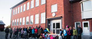 Protester mot rivningen av gamla skolan i Bredåker