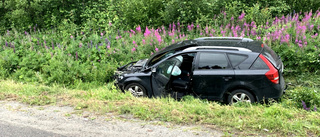 Tre personer till sjukhus efter krock mellan bil och minibuss