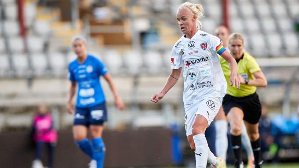 Hade det inte varit för de tomma läktarna så hade krocken mellan herrarnas cupfinal och Rosengårds möte med Göteborg varit "ett misstag från förbundets sida", säger Caroline Seger.