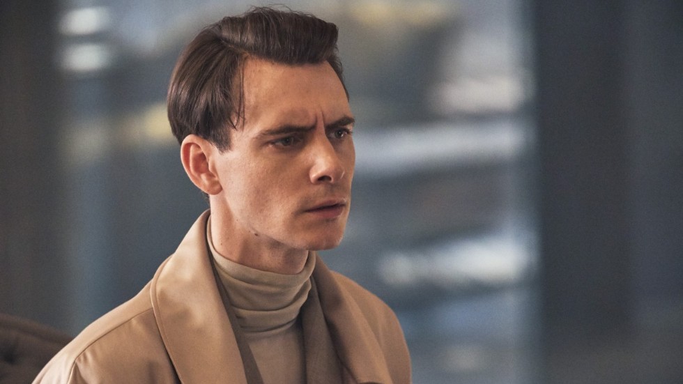 Harry Lloyd, känd som den vidrige brorsan till Daenarys i "Game of Thrones" spelar i "Brave new world" Bernard Marx, en man som längtar efter kärlek i en framtid där monogami är olagligt. Pressbild.