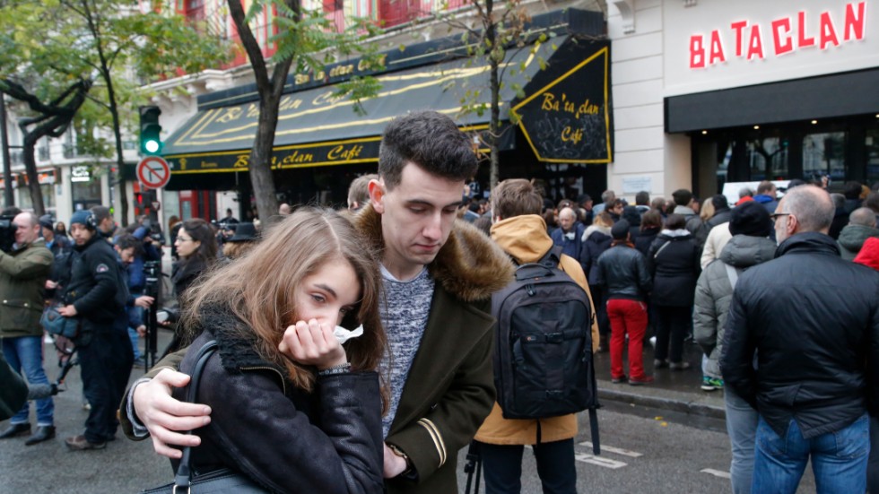 Sorg och fasa utanför konsertlokalen i Paris där IS-återvändare kallblodigt och fanatiskt mördade så många människor de kom åt. 