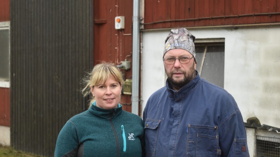 Jenny Samuelsson och Niclas Larsson på mjölkgården i Rothult utanför Kisa.