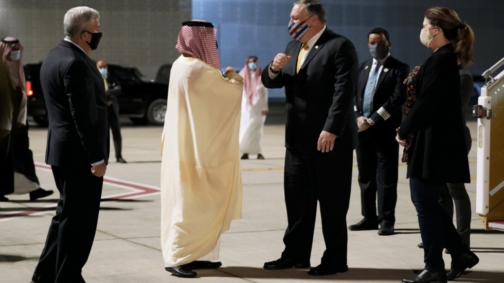 Mike Pompeo landade i Saudiarabien på söndagen. Här hälsar han på sin saudiske motsvarighet Faisal bin Farhan. Ett möte med kronprinsen Mohammed bin Salman väntar.