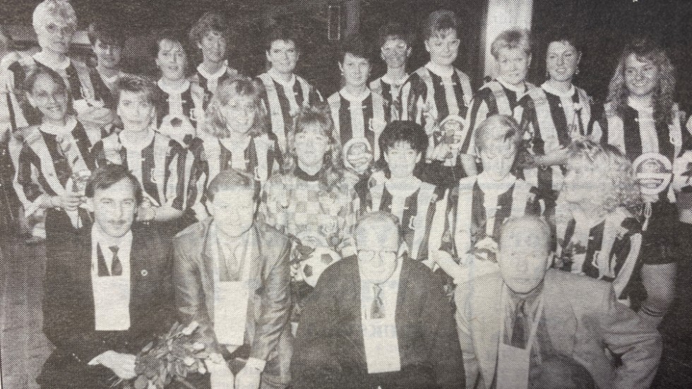 1990. Gullringens damklubb lämnade över en stor pengagåva till styrelsen, i samband med årsfesten på Nöjespumpen.