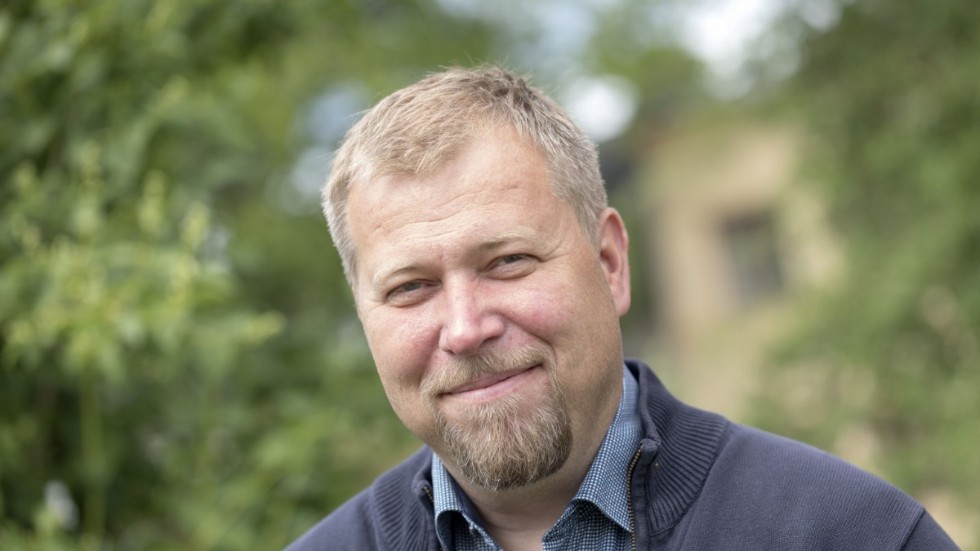 Olle Lundin är professor i förvaltningsrätt vid Uppsala universitet. ”Det skapar ju även problem för själva förvaltningen. Problem de hela tiden tvingas hantera. Vem ska bevilja sambons semester, vem ska sätta hennes lön?”, säger han. 