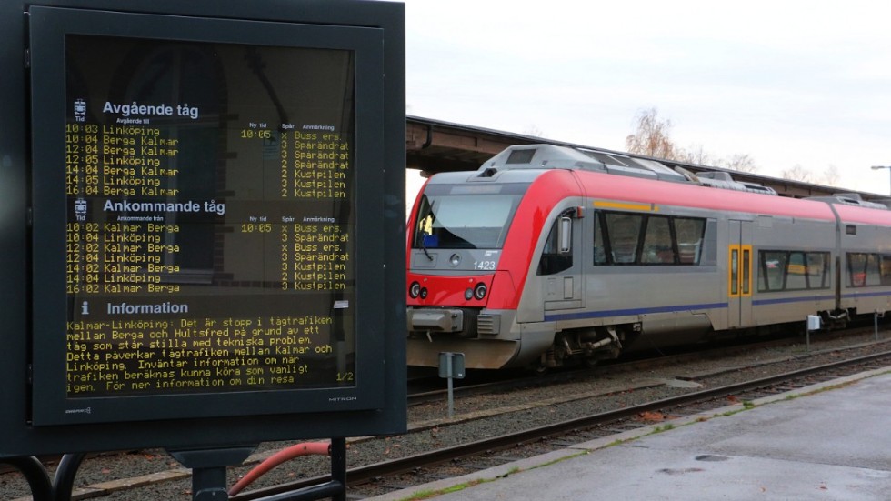 Ett tåg med tekniska problem blockerade spåret, men vid tiotiden kunde trafiken rulla igång igen. Kustpilen som fick vänta vid Hultsfreds station kunde rulla vidare.