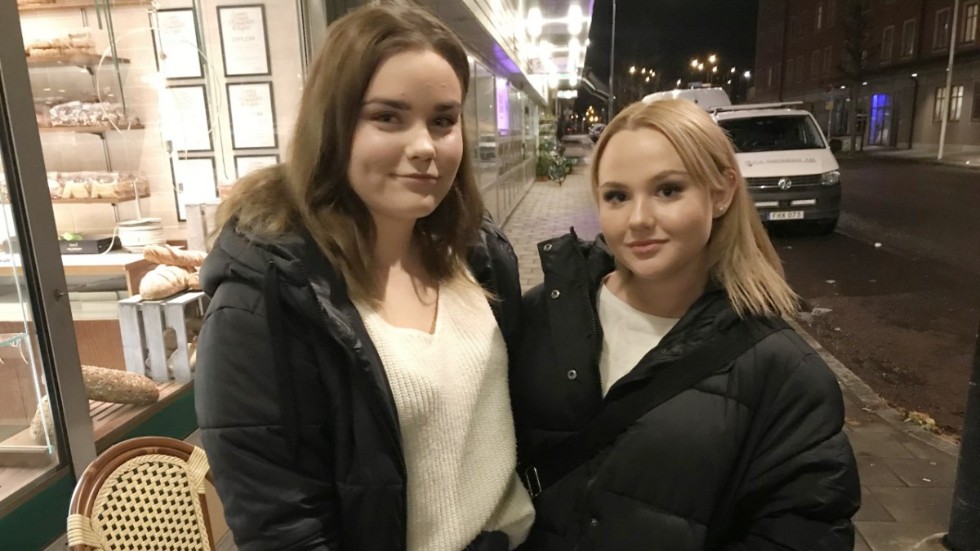 Linnéa Öberg-Karlsson och Alva Halapi ingrep när en familj attackerades vid busstationen. Nu är de nominerade till "årets lokala hjälte". 