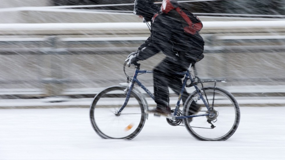 När det snöar på natten ska man kunna vara säker på att det går att cykla till jobbet eller skolan, skriver representanter för Cykelfrämjandet och Naturskyddsföreningens klimatgrupp.
