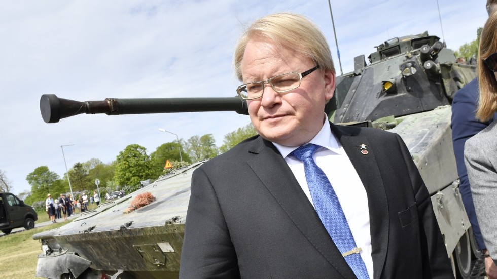 Försvarsminister Peter Hultqvist under invigningsceremoni Gotlands regemente P 18 i Visby 2018. Arkivbild