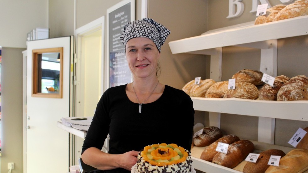 Till en början kommer webbshopen möjliggöra tårtbeställningar. "Tårtan tror jag är just det som folk vill sitta mer och fundera på." säger Susanne Stjernberg. 