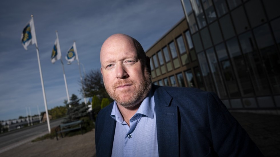 Magnus Persson (SD), kommunfullmäktiges ordförande i Bromölla, utanför kommunhuset på Storgatan i Bromölla i oktober 2020.