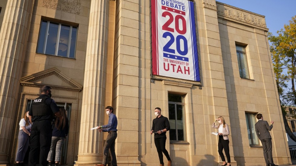 Publik går in Kingsbury Hall vid University of Utah i Salt Lake City, för att på plats se debatten mellan USA:s vicepresidentkandidater.