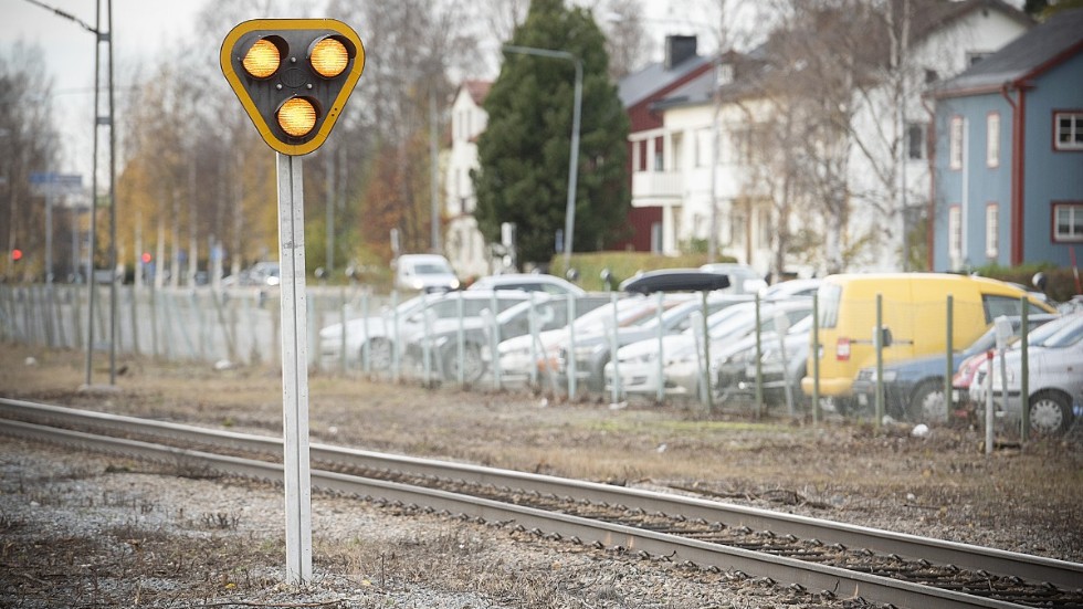 Skellefteå kommun borde utreda möjligheten att nyttja den elektrifierade tåglinjen, Skelleftebanan, menar skribenten.