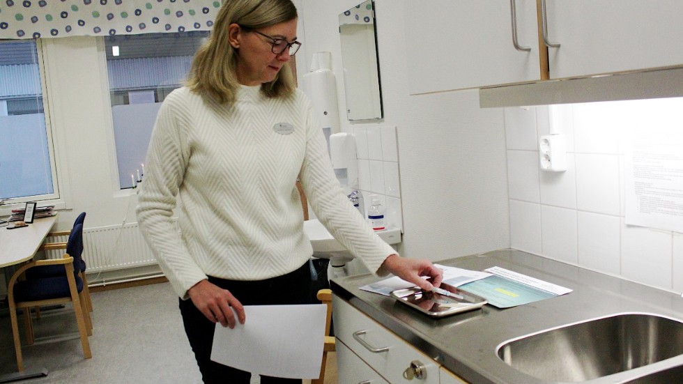 Ing-Mari Lagergren, samordnande skolsköterska i Vimmerby, gör iordning en vaccinationsdos. Nästan alla femteklassare av totalt 170 erbjudna i kommunen, har tackat ja till HPV-vaccinet.