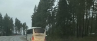 Buss körde av vägen i Kågedalen efter möte med annan buss: ”Blev för trångt”