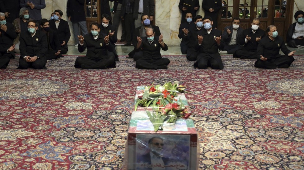 Bön under en ceremoni för den mördade kärnfysikern Mohsen Fakhrizadeh. Bilden släpptes av Irans försvarsdepartement i lördags.