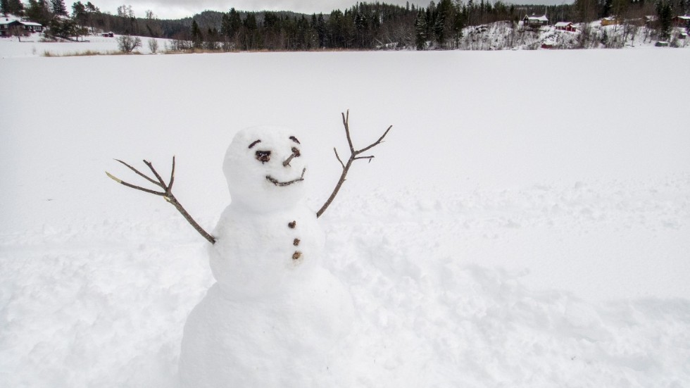Än så länge är det svårt att bygga en snögubbe, men det är i alla fall vinter i Målilla nu. 