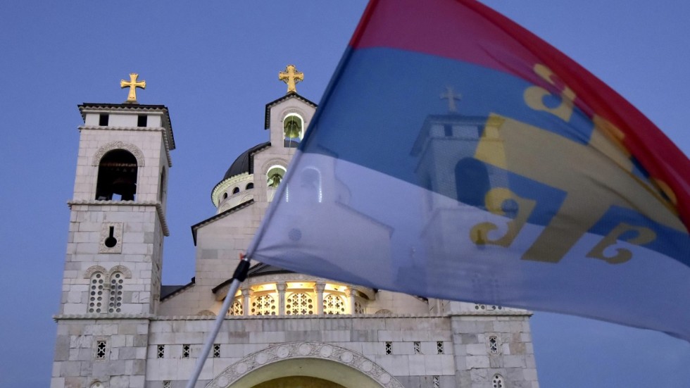 En gammaldags serbisk flagga vid en serbisk ortodox kyrka i Montenegros huvudstad Podgorica. Arkivbild.