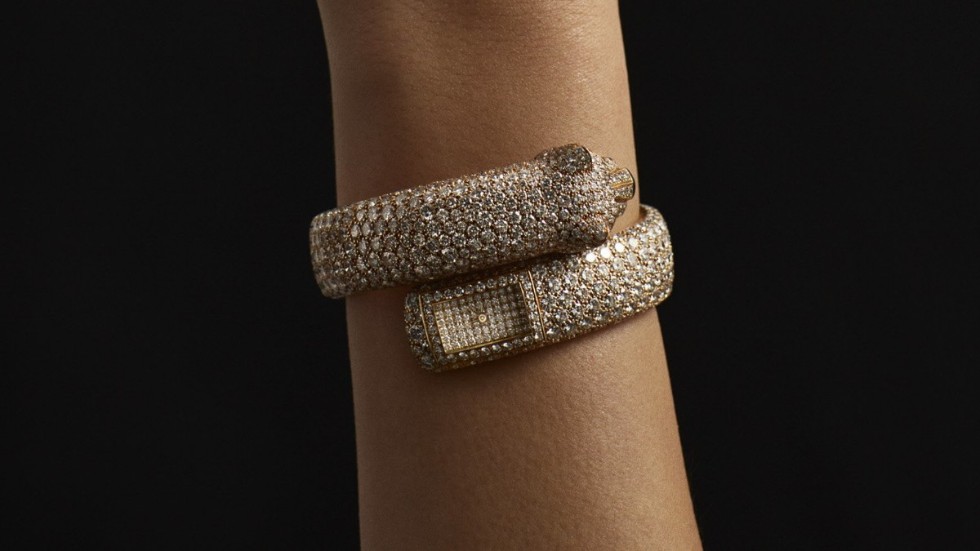 Armbandsuret i form av en panter är gjord i 18 karat guld och täckt i briljantslipade diamanter.