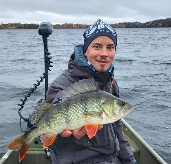 Fiskeexperten Tobias Hellman vet hur abborrar ska krokas och guidade tv-teamet till fiskelycka.