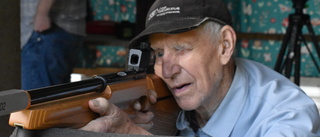 96-årige "krutgubben" skjuter fortfarande skarpt