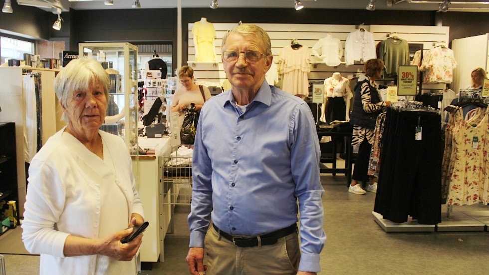 Ann Persson och Bengt Karlsson besökte på måndagen en klädbutik, för första gången sedan i mars. De tror att det vänt lite nu, och hoppas att det inte kommer en andra våg med ökad coronasmitta i höst.  