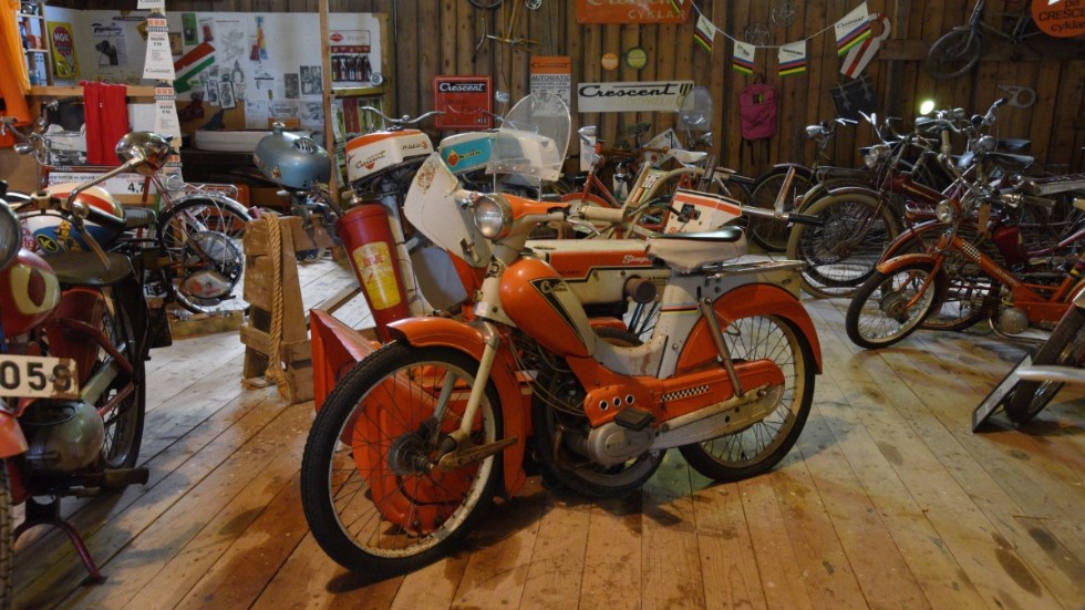 Jossan och Mona Andersson samlar, mekar men framför allt kör de gamla mopeder. I mitten står en Crescent 1139 sport från 1959 – den salufördes som “ungdomsmoped".