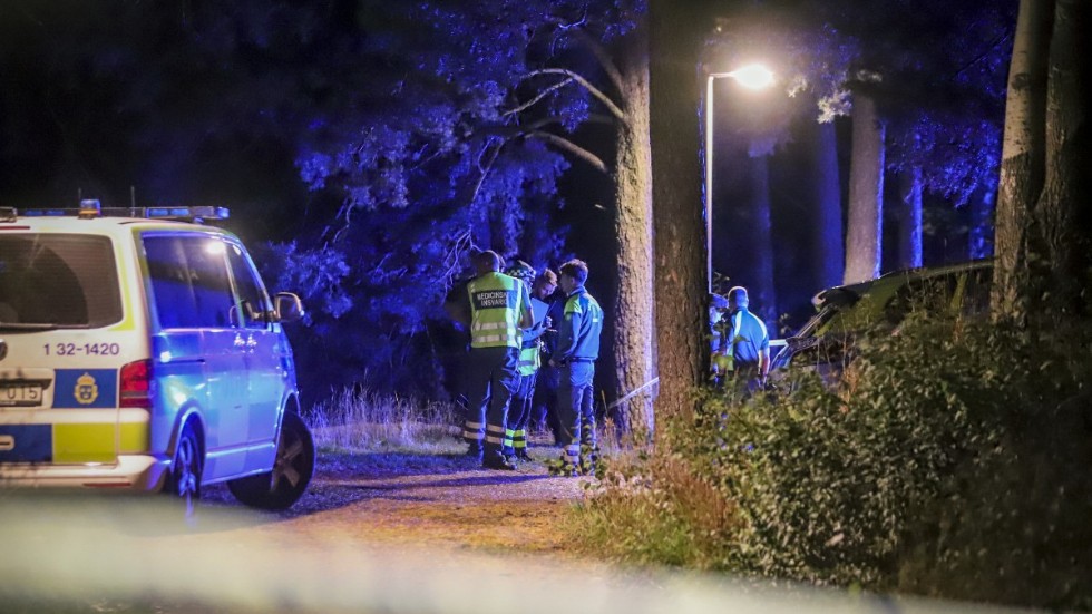 Polis på plats där en person sköts i Skogås i Huddinge, söder om Stockholm, på måndagskvällen.