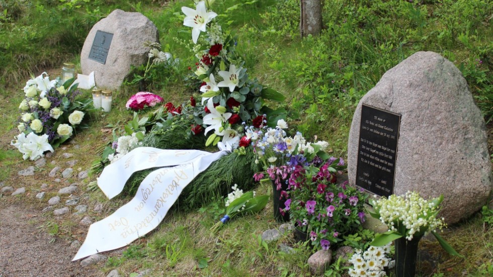 Platsen där Sara Borén Jedebäcks pappa och hans poliskollega Robert Karlström mördades i Malexander är i dag en minnesplats. Bilden togs vid minnesstunden förra året.