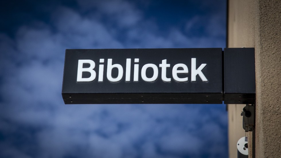 Kommunala bibliotek och badhus stänger i Norrköping och Lidköping, men inte i Stockholm och Göteborg. Arkivbild.