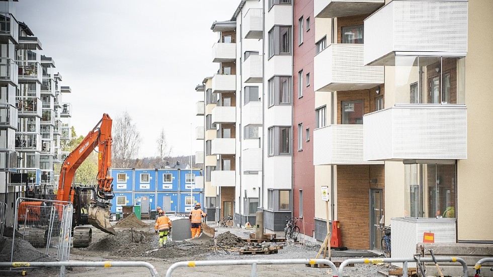 Bostäderna i Skellefteå är alltför dyra för att ungdomarna ska ha råd att stanna kvar i stan, menar skribenten. 