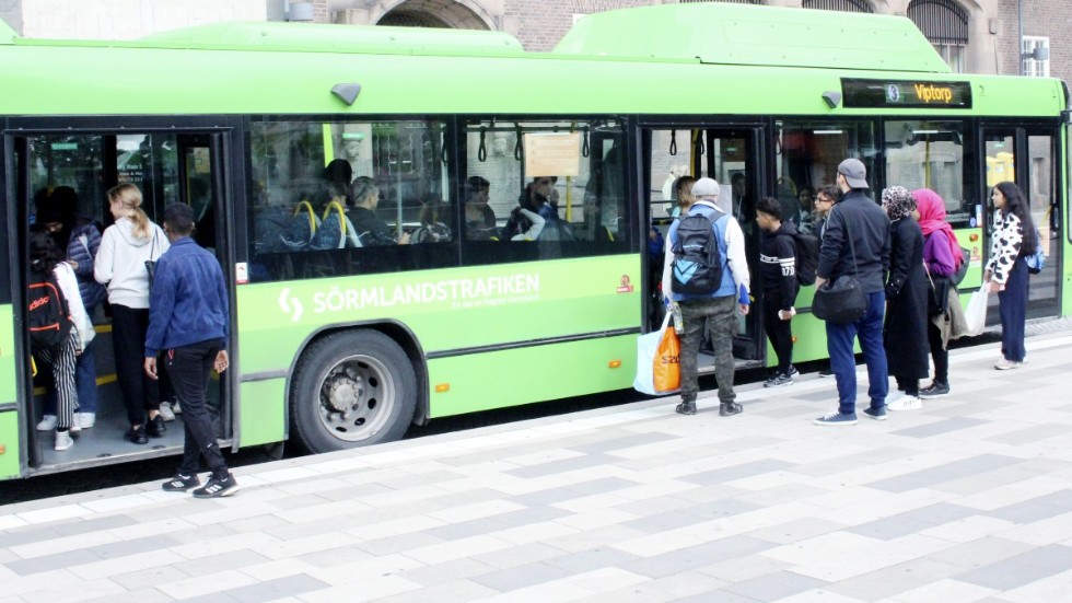 Liberalerna föreslår att de fria bussresorna slopas för de elever som har mindre än tre kilometer mellan bostad och skola. Skriver Irja Hökås (L) och Jan Svensson (L)

