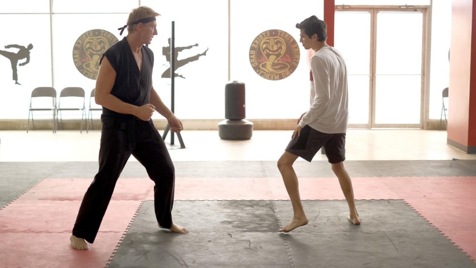 Johnny Lawrence (William Zabka) och hans unga adept Miguel tränar i den återuppståndna dojon Cobra Kai. "Cobra Kai" är också titeln på tv-serien som följer upp "Karate Kid" 35 år senare. 