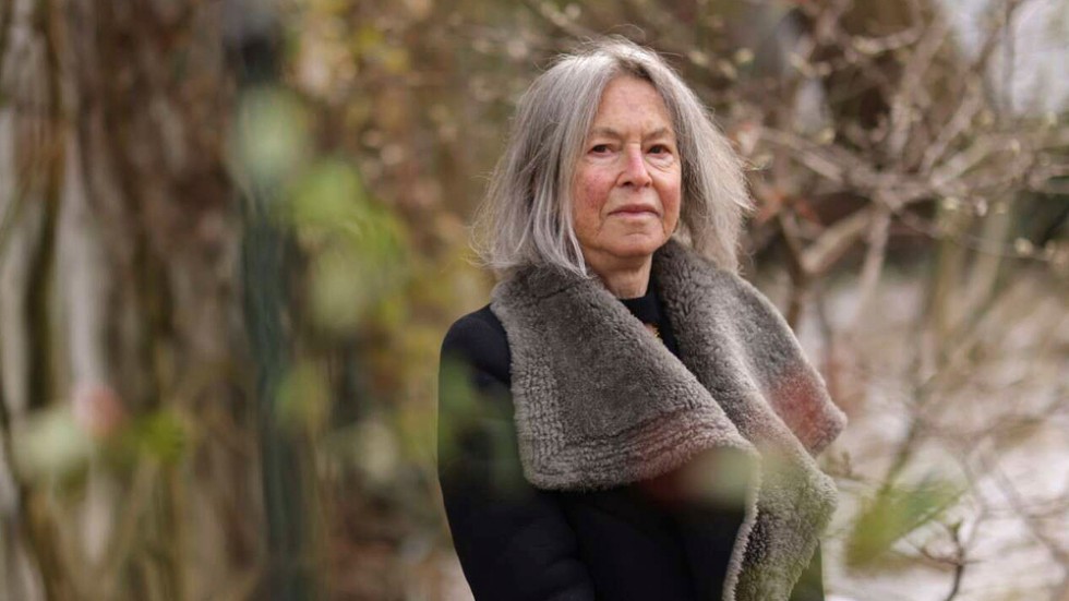 Den amerikanska poeten Louise Glück (född 1943) tilldelades 2020 Nobelpriset i litteratur för sin "omisskännliga poetiska röst, som med sträng skönhet gör den enskilda människans existens universell".