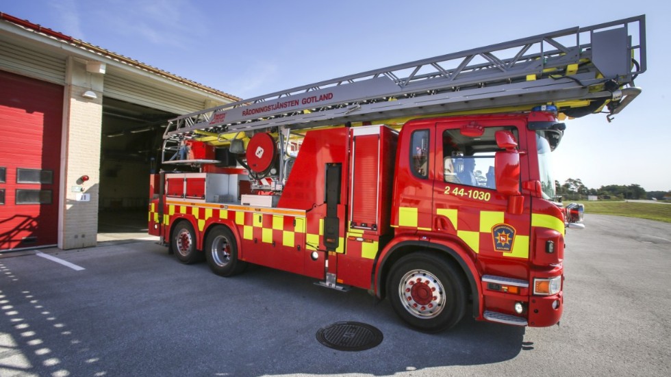 Räddningstjänsten i Vimmerby har precis fått larm om en brand i en villa.
