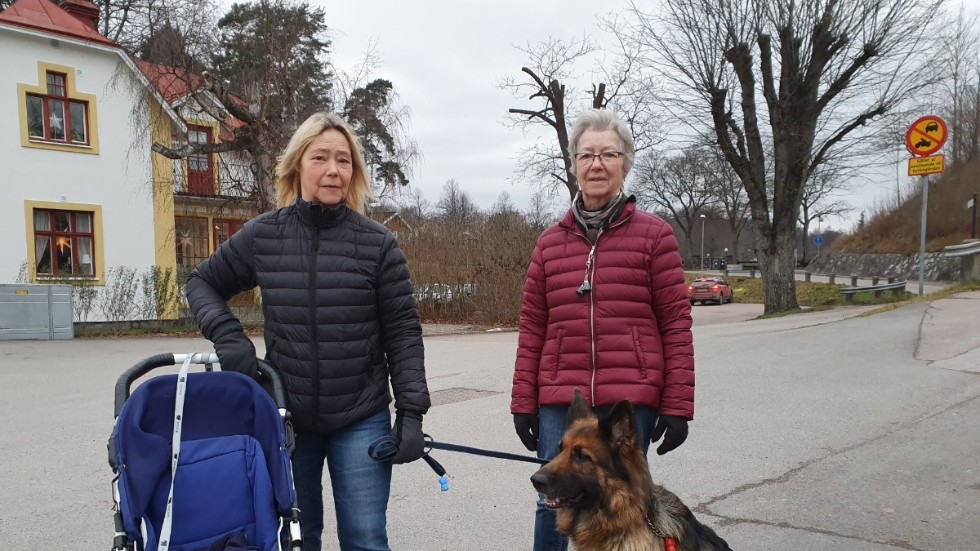 "Nej, inte till att börja med. För att jag inte riktigt litar på vad det kan bli för konsekvenser. Jag vill avvakta", svarar Susanne Johansson, 56, som själv är i riskgrupp på grund av sin reumatism. 78-åriga Margaret Johansson kommer vaccinera sig om hennes allergier tillåter det. 
