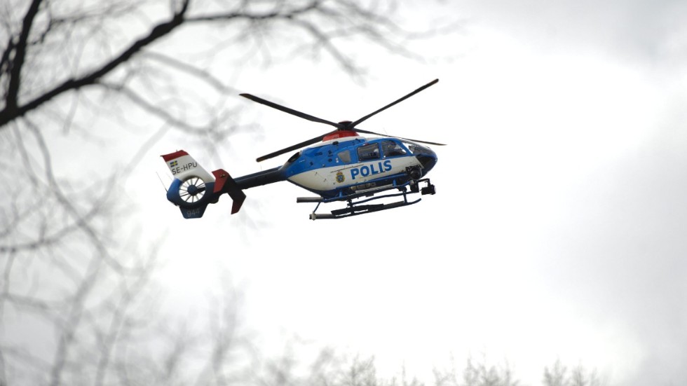Under natten till tisdagen har polisen använt helikopter när man sökt efter den försvunne mannen i området vid Notsel, norr om Harads.