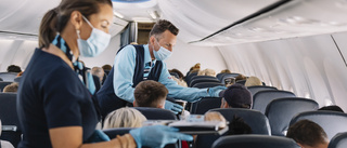 Flygvärdinna: "Passagerarna tar av sig munskydden"