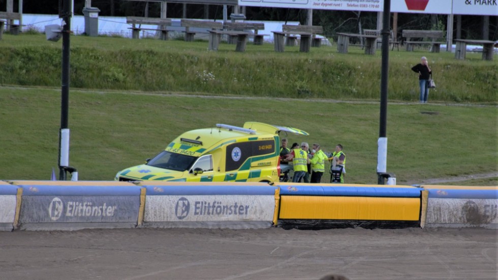 Sjukvårdare bär in Peter Ljung på bår för vidare transport till sjukhuset.