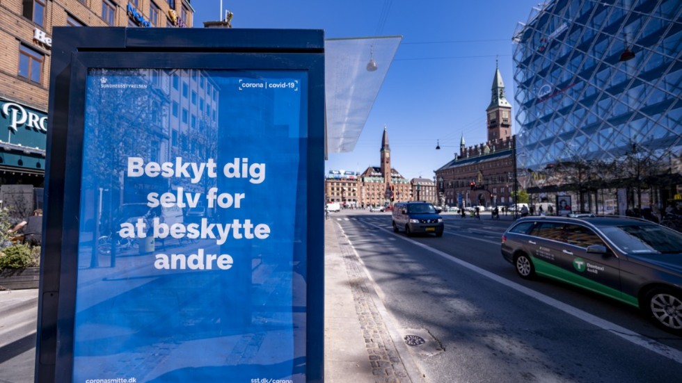 Information från danska Sundhedsstyrelsen på en busshållplats vid på Rådhusplatsen i Köpenhamn i samband med att Danmark i slutet av april åter började öppna samhället. Arkivbild.