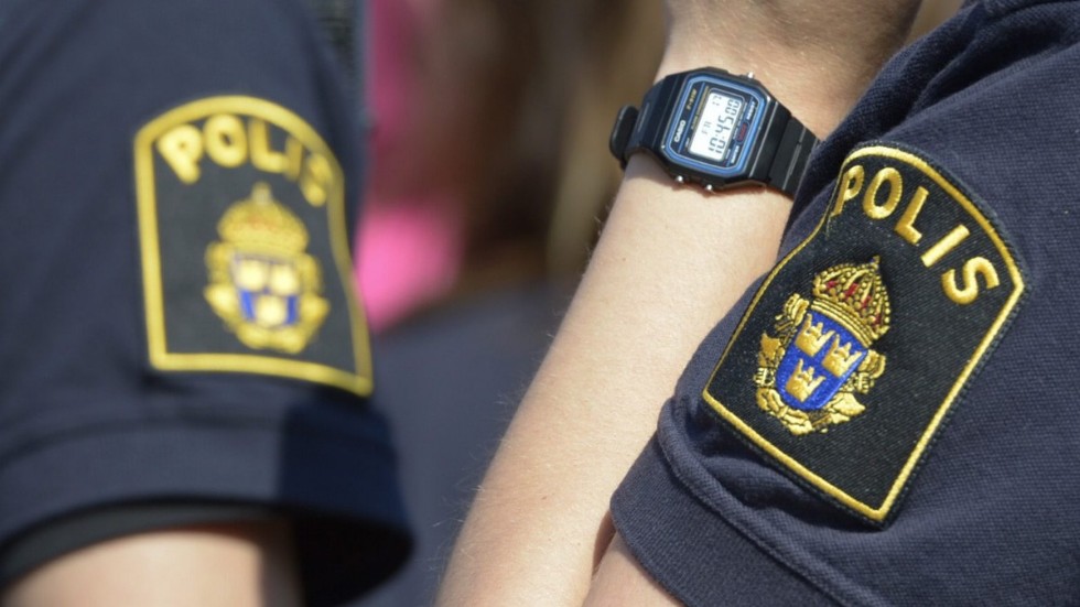 En polis fick en spark mot låret vid ett ingripande i centrala Vimmerby i helgen.