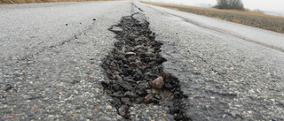 Trafikfarlig väg med stora hålor i asfalten