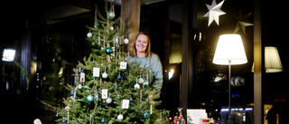 Julklappar till behövande samlas in under hotellgran: "Allt är välkommet"