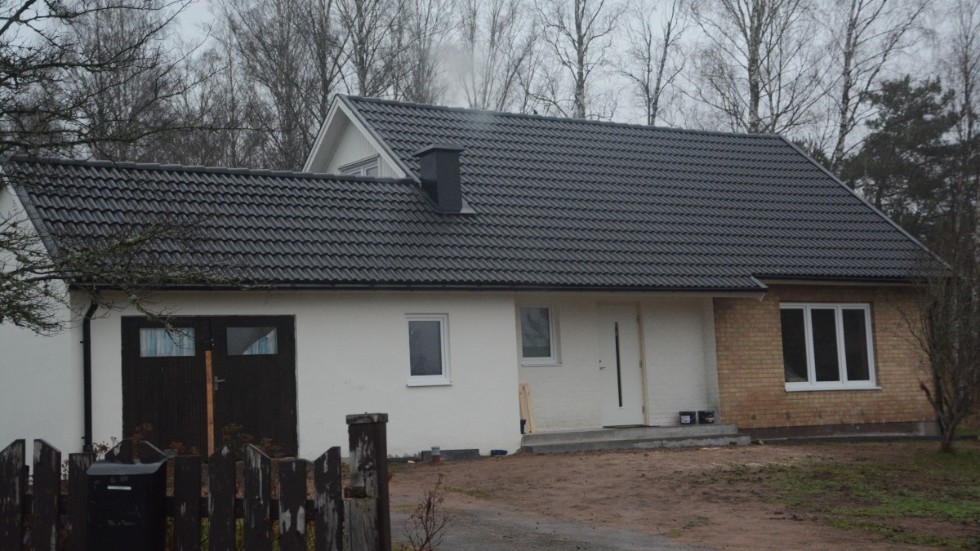 För 200 000 kronor blev en köpare ägare till den här villan på Skolgatan 3 i Storebro. Precis mellan skolan och affären.