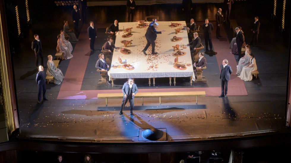Verdis "Rigoletto" på en nästan öde Kungliga Operan i Stockholm. Endast en liten publik och en nedbantad orkester framförde verket under dirigent Vincenzo Milletari.