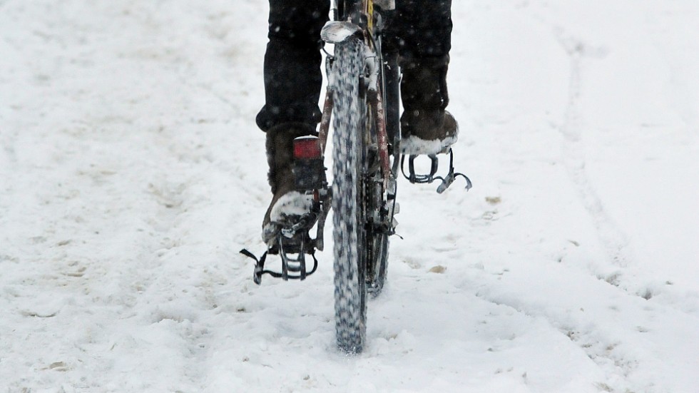 Skribenten anser att kommunen måste borsta, sopa och skrapa bort all snö så att cykelbanorna blir säkra. 